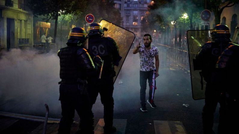 “148 arrestos por daño, violencia o lanzamiento de proyectiles”, dijo la policía de París el lunes, y agregó que más de 400 personas fueron sancionadas por no usar mascarilla.