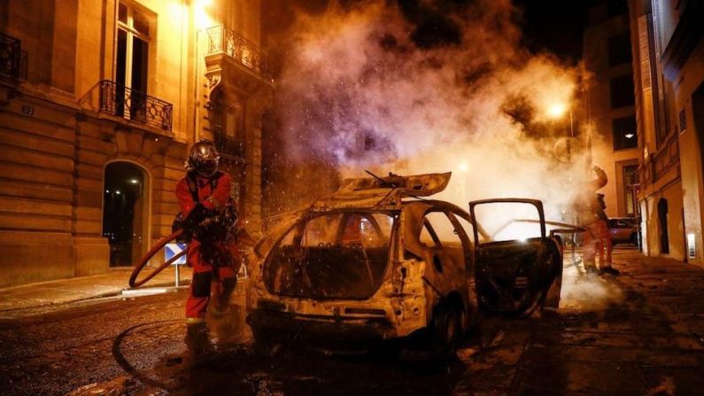 Fanáticos de fútbol se enfrentaran con la policía antidisturbios francesa en los Campos Elíseos luego de la derrota del Paris Saint-Germain (PSG) en la final de la Liga de Campeones.