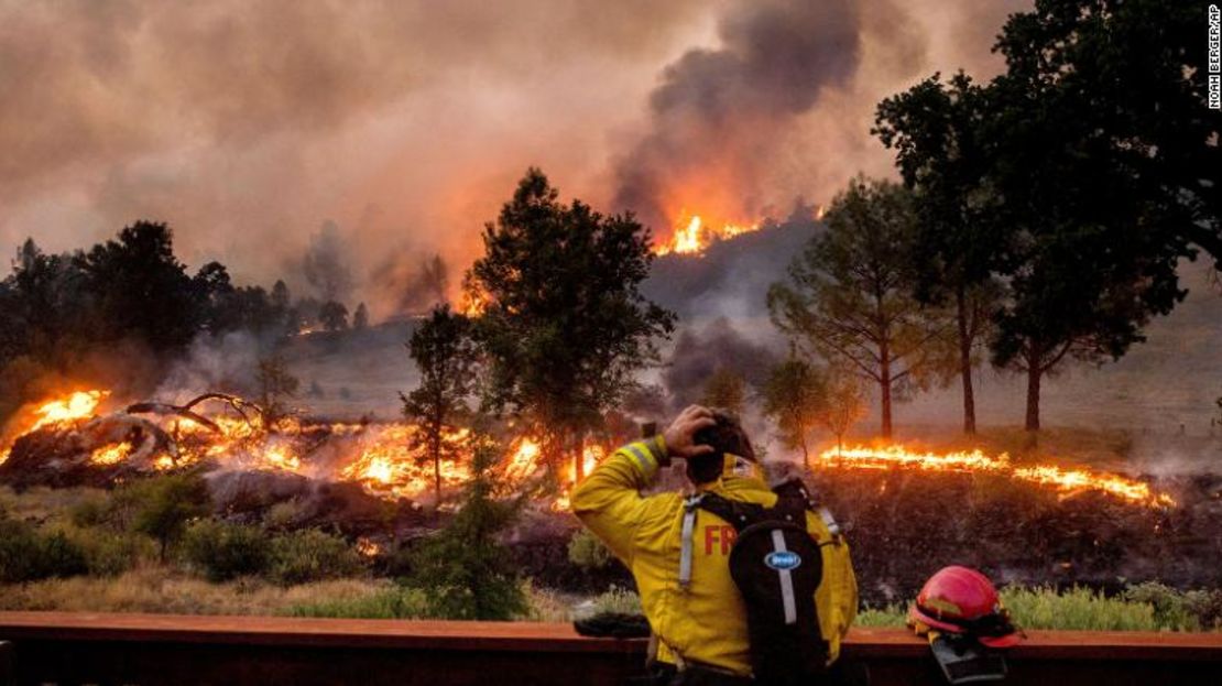 Un bombero se agarra la cabeza mientras observa los incendios del Complejo LNU Lightning, que se extienden por el vecindario de Berryessa Estates en el condado no incorporado de Napa, California, el viernes 21 de agosto.