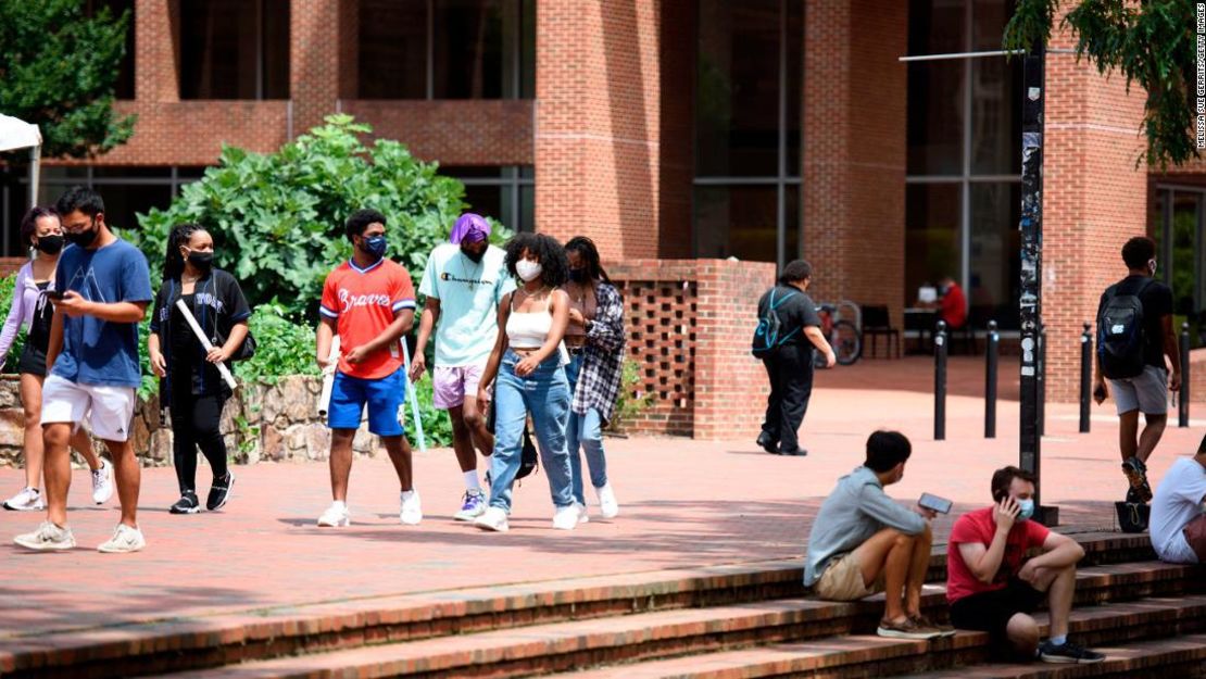 Estudiantes caminan por el campus de la Universidad de Carolina del Norte en Chapel Hill en agosto. La institución canceló las clases después de que aparecieran brotes de casos de coronavirus.