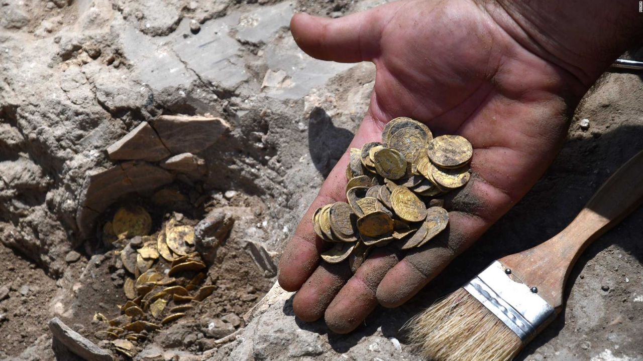 CNNE 878876 - dos jovenes descubren monedas de oro de hace 1-100 anos