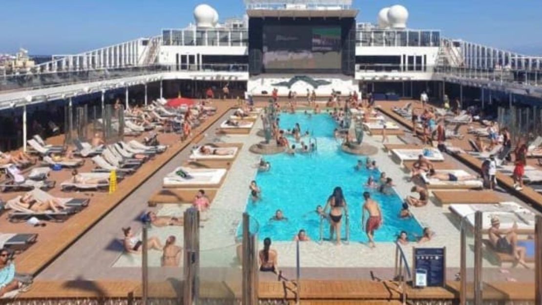 La pasajera Valeria Belardi tomó esta fotografía de pasajeros relajándose en la piscina del crucero.