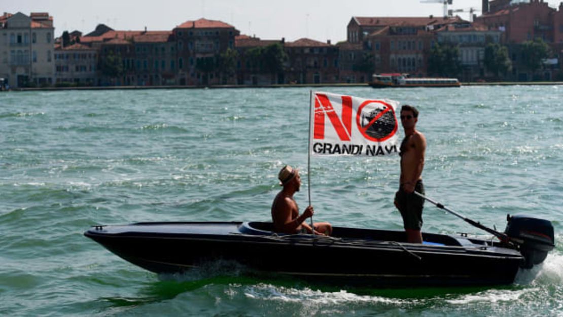 En algunas ciudades portuarias, como Venecia, las campañas contra los grandes barcos han estado en curso durante algún tiempo.