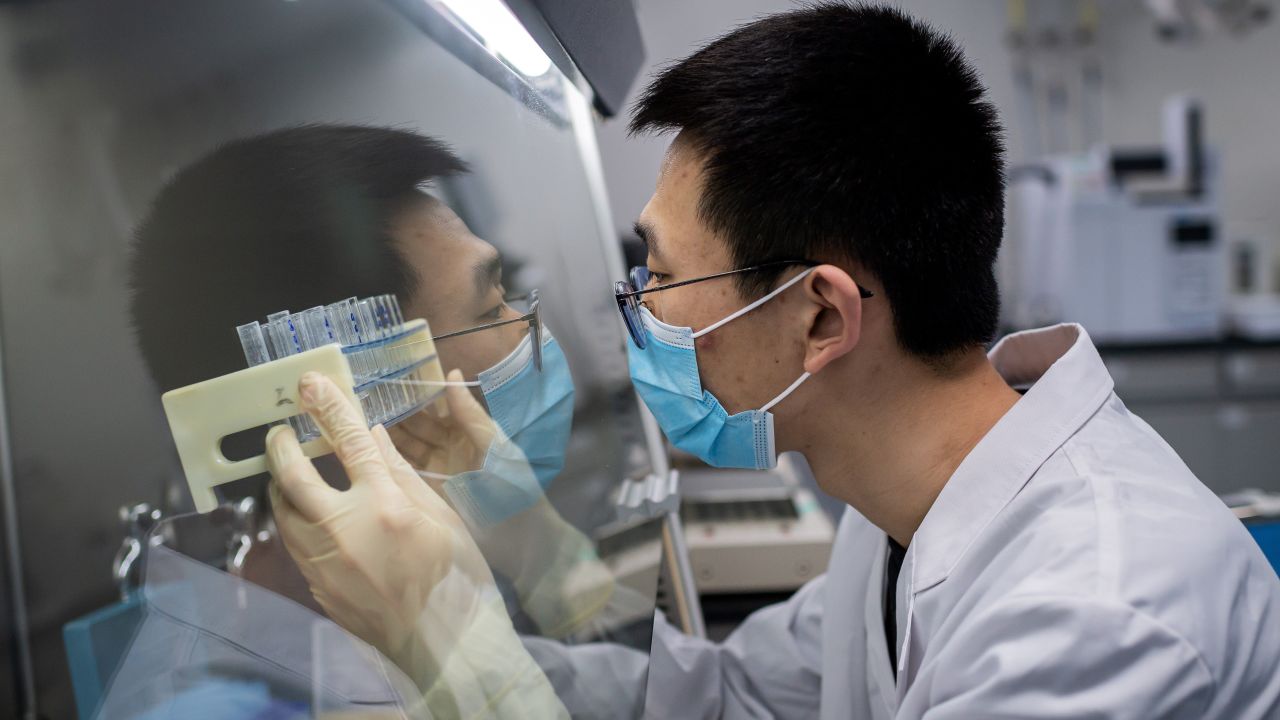 CNNE 879770 - visitamos un laboratorio chino que esta buscando una vacuna contra el covid-19
