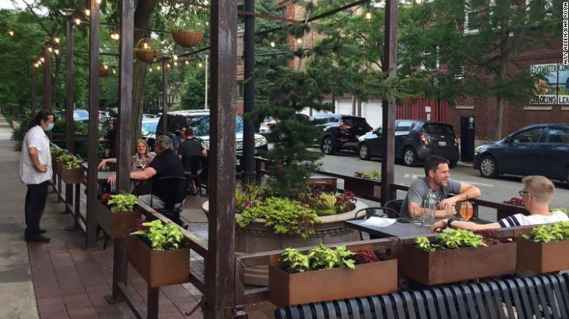 Mesas al aire libre del Bar Roma, en Chicago, Illinois.