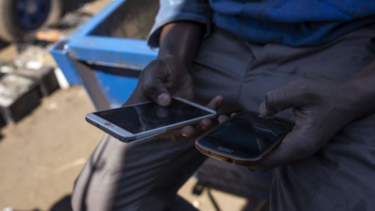 CNNE 879868 - celulares chinos causan problemas en africa