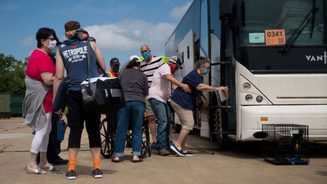 Personas abordan los autobuses en el Centro Cívico de Port Arthur para evacuar la ciudad antes del paso del huracán Laura el 26 de agosto de 2020 en Port Arthur, Texas.