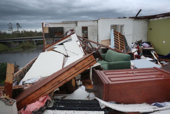 El huracán Laura tocó tierra cerca de Cameron, Louisiana, como tormenta de categoría 4. Desde entonces se ha debilitado a categoría 1, y luego a tormenta tropical. Ya Louisiana reporta varias víctimas y daños extensos. Mira en esta galería las imágenes de la destrucción del huracán Laura.