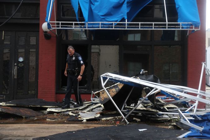 Un policía observa los daños que dejó el paso del huracán Laura en Lake Charles, Louisiana.