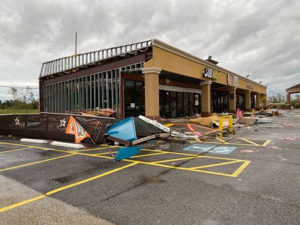 El huracán Laura es ahora un ciclón tropical de categoría 1, pero el gobernador de Louisiana, John Bel Edwards, instó a los residentes a continuar siguiendo la guía local de tormentas, diciendo que el huracán sigue siendo una amenaza.