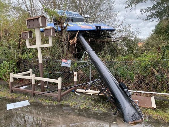 KXAN, afiliada de CNN, compartió estas imágenes tomadas por su equipo en Vinton, Louisiana. El equipo de KXAN estuvo dentro de la pared del ojo del huracán.