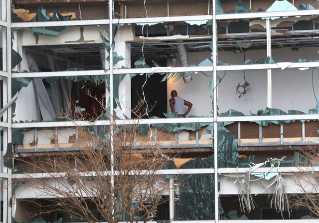 Las ventanas del edificio Capitol One Bank Tower en Lake Charles, Louisiana, quedaron destruidas por la fuerza del huracán.