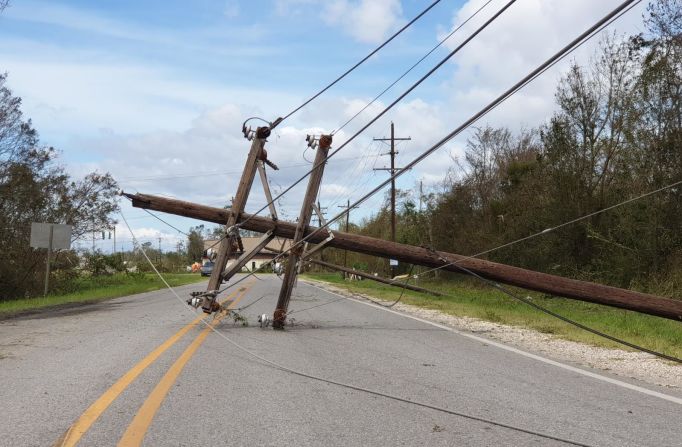 Un poste de luz cayó sobre la vía en Lake Charles, Louisiana. El gobernador de Louisiana instó a sus ciudadanos a permanecer adentro diciendo que la tormenta aún era peligrosa. "La amenaza que Laura representa para Luisiana está lejos de terminar", dijo el gobernador John Bel Edwards en un tuit.