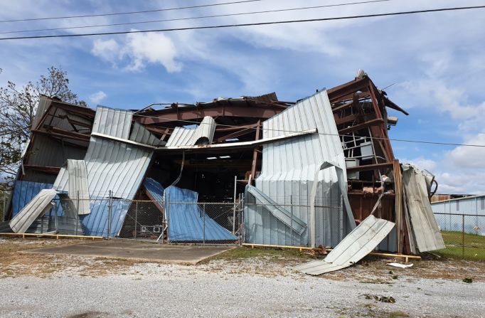 El equipo de CNN en Español que está en Louisiana pudo observar el extenso daño en las estructuras en la carretera I-10 de Louisiana.