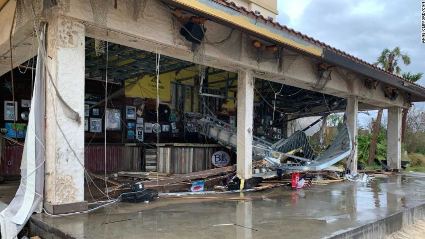 Escombros alrededor del hotel Golden Nugget en Lake Charles, Louisiana, el jueves después de que el huracán Laura arrasó el área.