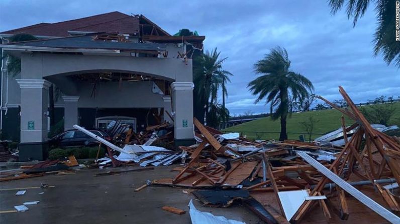 Esta foto de un reportero de la estación afiliada de CNN WSVN muestra los daños causados por el viento en la entrada principal de La Quinta Inn en Lake Charles.