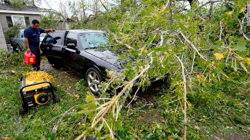 Reginald Duhon se prepara para arreglar los daños en su casa en Lake Charles después de que el huracán Laura derribara árboles.