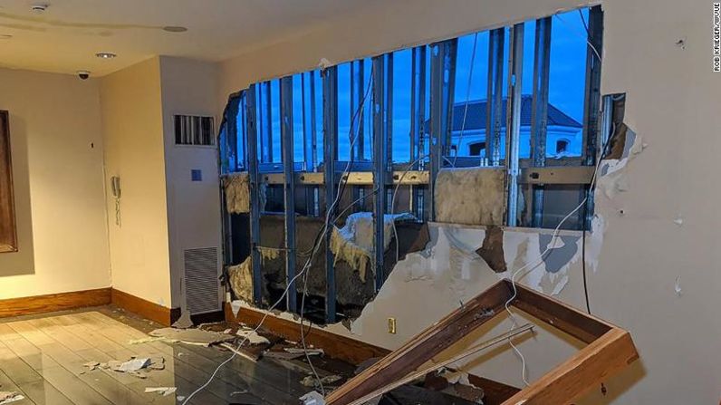 Esta foto de un reportero de la estación afiliada de CNN WVUE muestra cómo la tormenta atravesó la pared del Casino L'Auberge en Lake Charles.