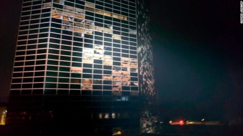 Un edificio que fue dañado durante la noche por el huracán Laura en Lake Charles.