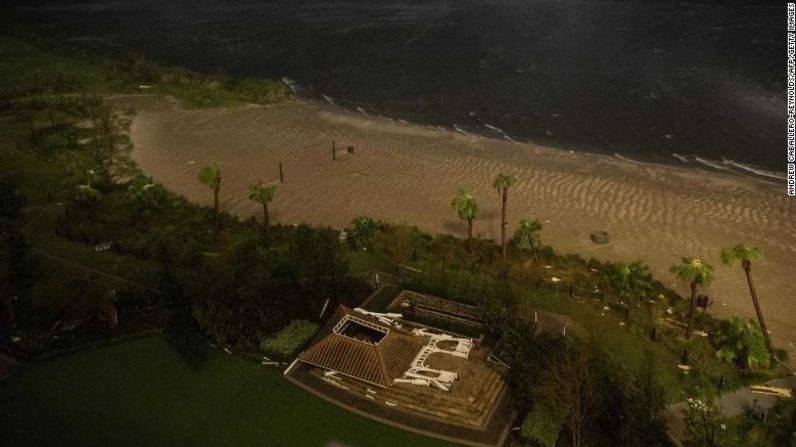 Esta imagen muestra un edificio colapsado cerca de una playa cuando la pared del ojo del huracán Laura pasó sobre Lake Charles, Louisiana.