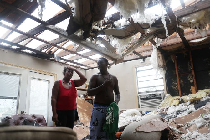 Aunque Laura es ahora solo una tormenta tropical, todavía está produciendo una serie de peligros que incluyen vientos con fuerza de tormenta tropical, tornados aislados y fuertes lluvias. Se pronostican precipitaciones totales de 10 a 25 centímetros sobre el valle de Mississippi y el valle de Ohio durante el fin de semana, lo que provocará inundaciones repentinas.