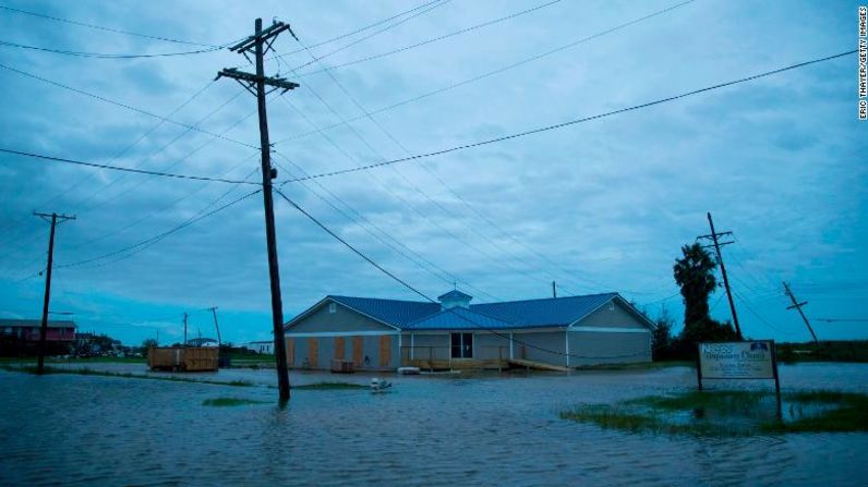 Las inundaciones causadas por el huracán Laura se ven en Sabine Pass, Texas.