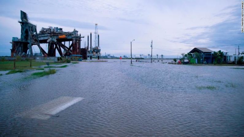 Inundaciones causadas por el huracán Laura el 27 de agosto de 2020 en Sabine Pass, Texas.