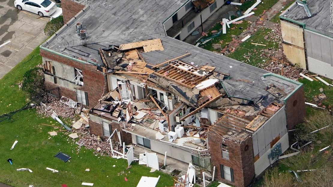 Imagen de un edificio dañado, el jueves, después de que Laura pasara por un área cercana a Lake Charles.