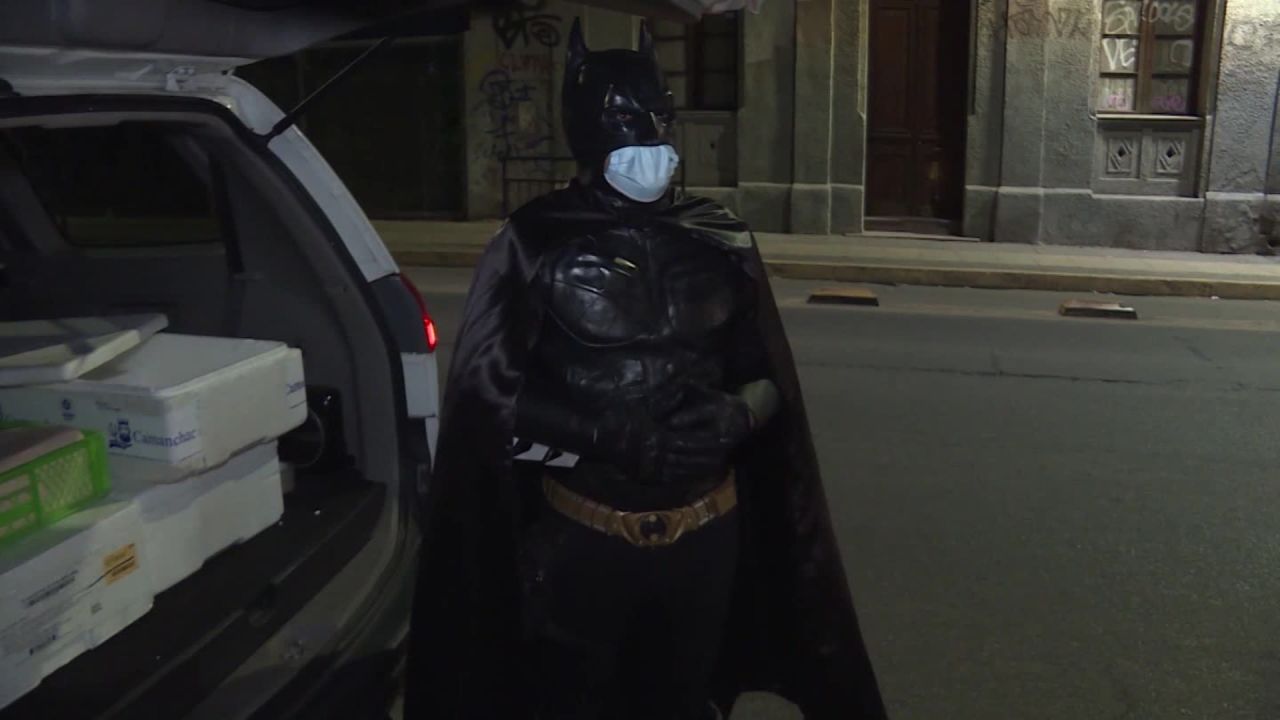 CNNE 880691 - 200828071441-batman-comida-personas-calle-sin-techo-chile-pkg-00030207