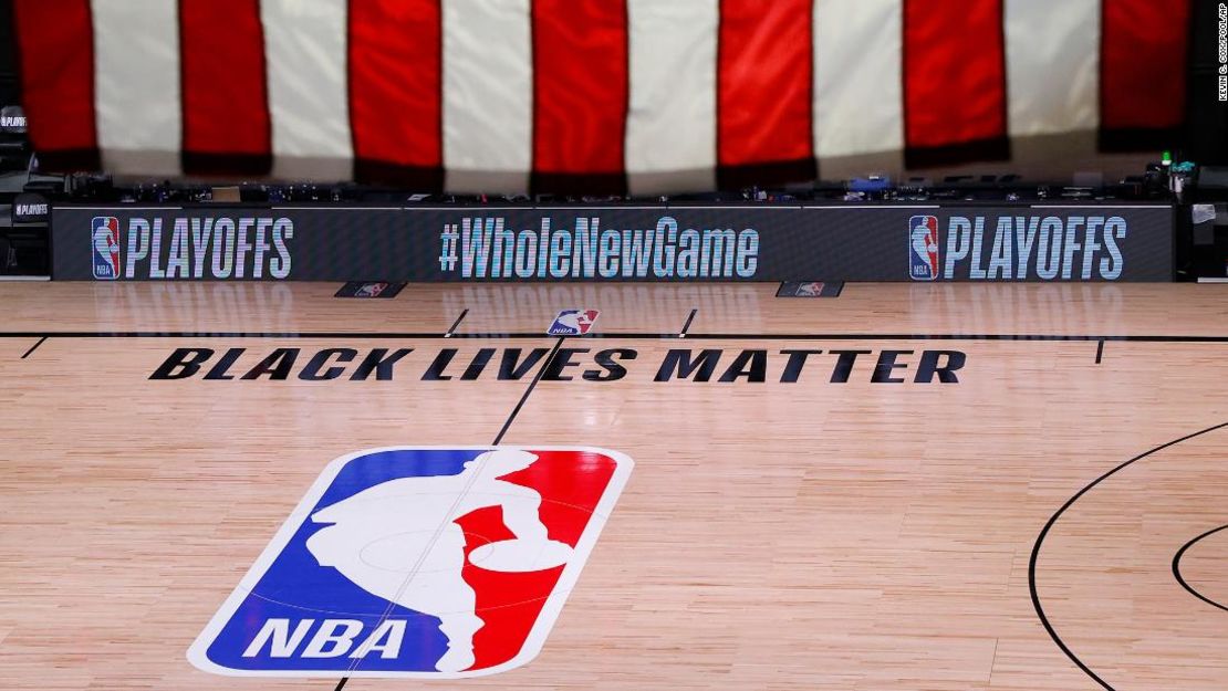 Una cancha luce vacía después de la hora de inicio programada del Juego 5 de una serie de playoffs de la primera ronda de la NBA.