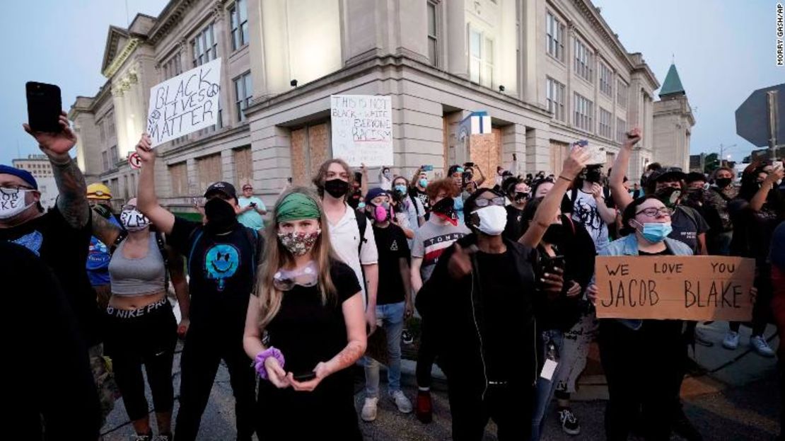 Personas se reúnen para protestar por el tiroteo contra Jacob Blake en Kenosha, Wisconsin.