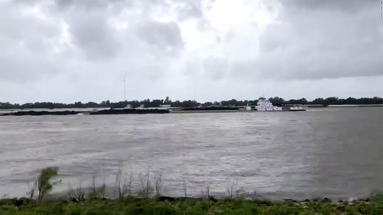 CNNE 880957 - huracan laura, tan fuerte que revirtio el rio mississippi