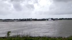 CNNE 880957 - huracan laura, tan fuerte que revirtio el rio mississippi