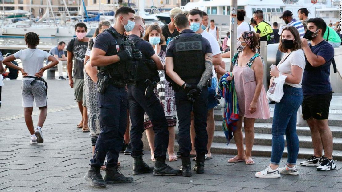 La policía ahora impone el uso de máscaras en ciudades como Marsella para frenar el aumento de infecciones por covid.