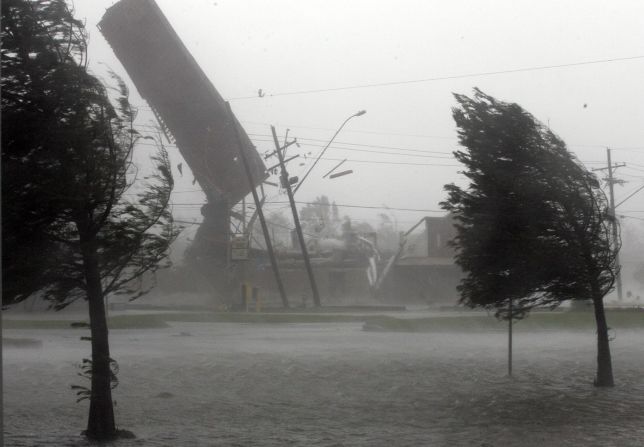 Vientos fuertes golpean el techo del restaurante Backyard Barbeque en Kenner, Louisiana, cuando Katrina tocaba tierra el 29 de agosto de 2005. Irwin Thompson / The Dallas Morning News / AP