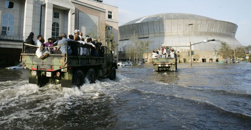 Los camiones de la Guardia Nacional transportaban a los residentes de Nueva Orleans al Superdomo un día después de que el huracán inundara sus vecindarios. Cerca de 25.000 personas fueron evacuadas y se refugiaron en el estadio. Eric Gay / AP