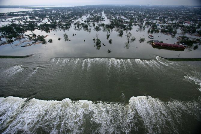 Las aguas de la inundación atraviesan un dique a lo largo del canal de Inner Harbor cerca del centro de Nueva Orleans. Vincent Laforet / Pool / AP