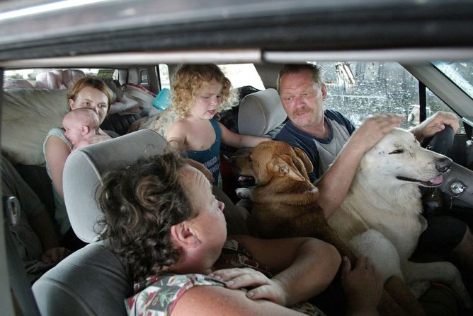 La familia Stump permanece en su automóvil en Biloxi, Mississippi, después de que Katrina destruyera su casa .Jared Lazarus / Miami Herald / KRT / ABACA / Reuters