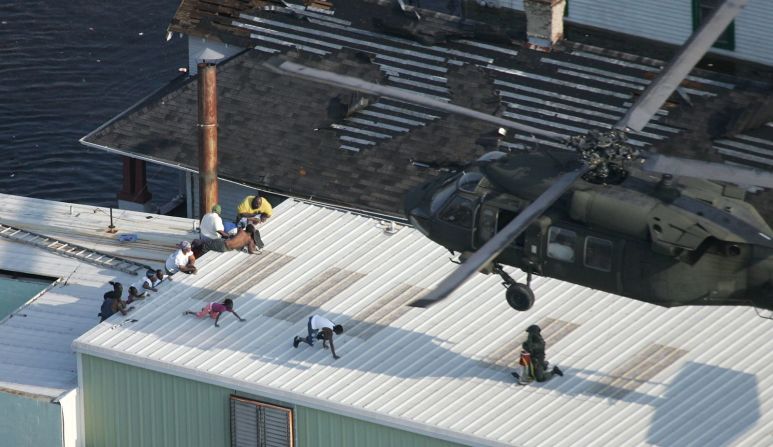Residentes de Nueva Orleans son rescatados por un helicóptero el 31 de agosto de 2005, dos días después de que Katrina tocara tierra. David J. Phillip / AP