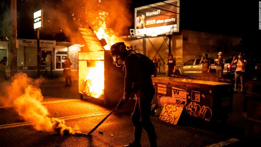 Incendios durante las protestas del viernes por la noche en Portland.