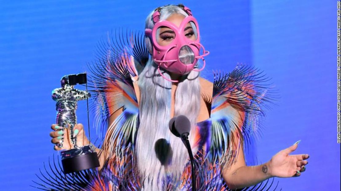 Lady Gaga acepta el premio a mejor colaboración por el tema "Rain on Me", con Ariana Grande.