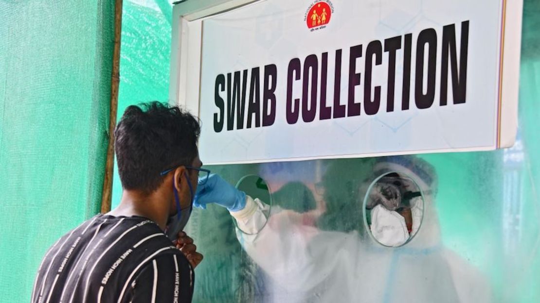 Un trabajador de la salud practica una prueba de coronavirus en Guwahati, India, el 31 de agosto de 2020.