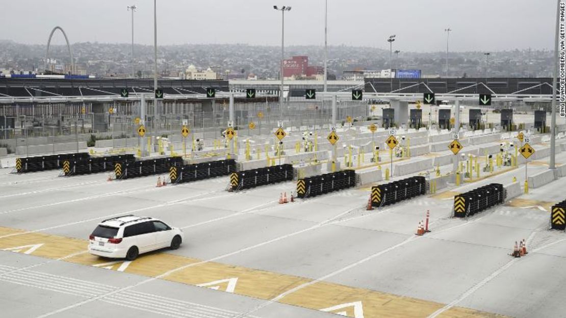 Un vehículo se dirige hacia México cerca del puerto de entrada de San Ysidro en San Diego, California, EE.UU., el martes 25 de agosto de 2020.