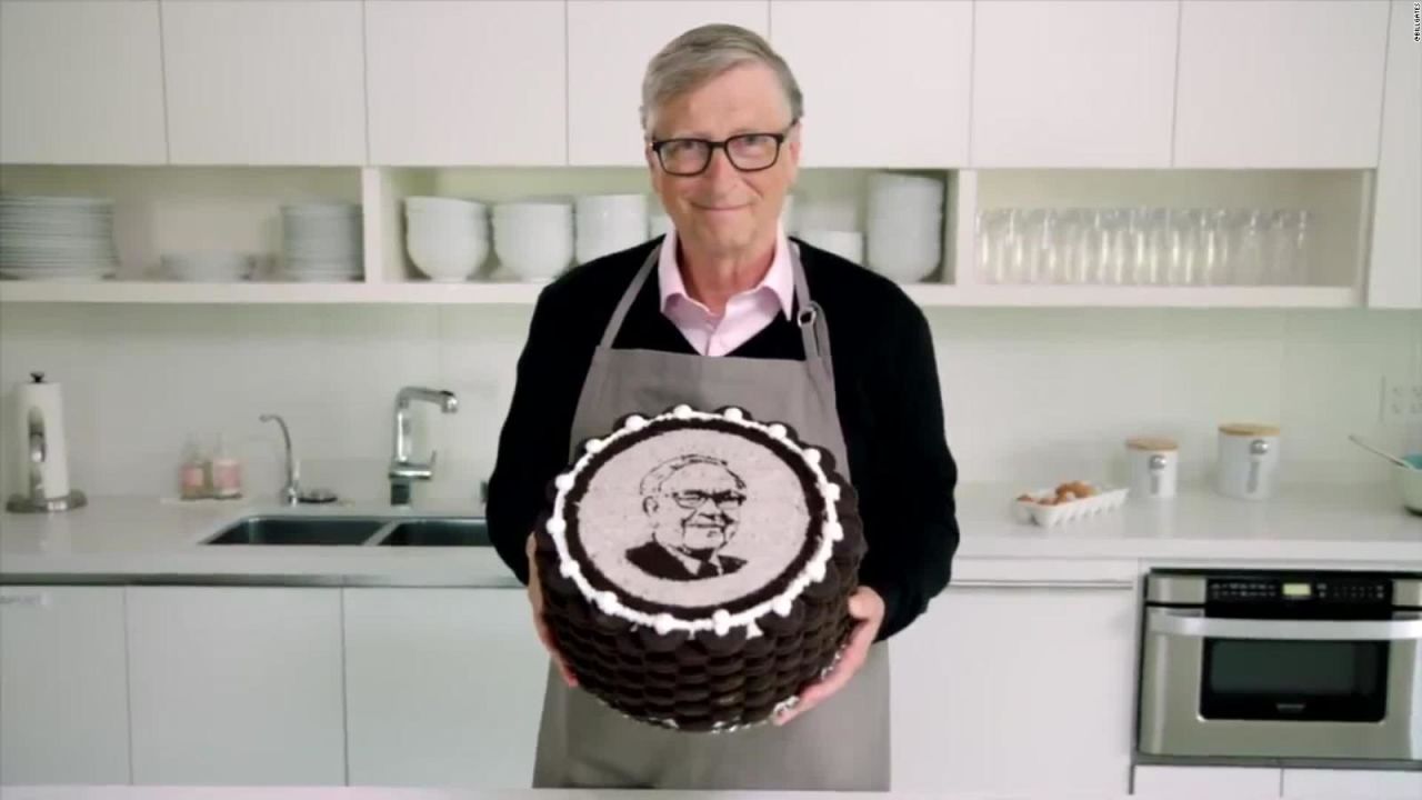 CNNE 881616 - bill gates le prepara un pastel a su amigo warren buffet