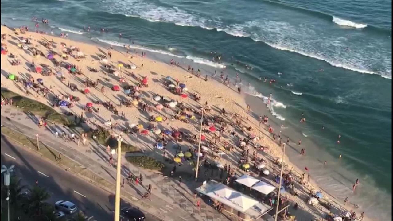 CNNE 881754 - abarrotan playas de rio de janeiro en medio de la pandemia