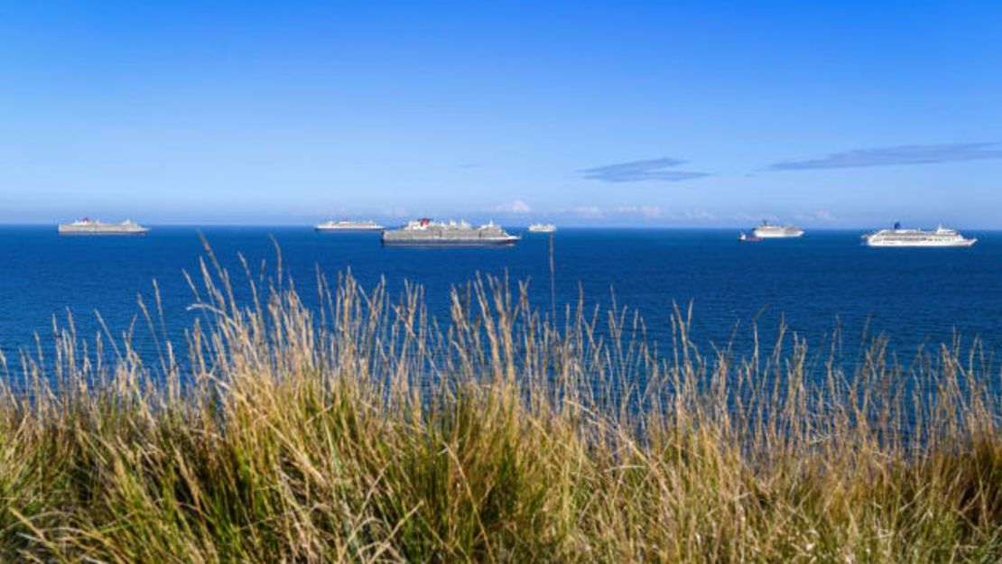 Actualmente, varios cruceros están anclados frente al Canal de la Mancha. En la foto aparecen Queen Victoria, Queen Mary 2, Queen Elizabeth, Marella Discovery, Carnival Valor y Aurora, frente a la costa de Weymouth.