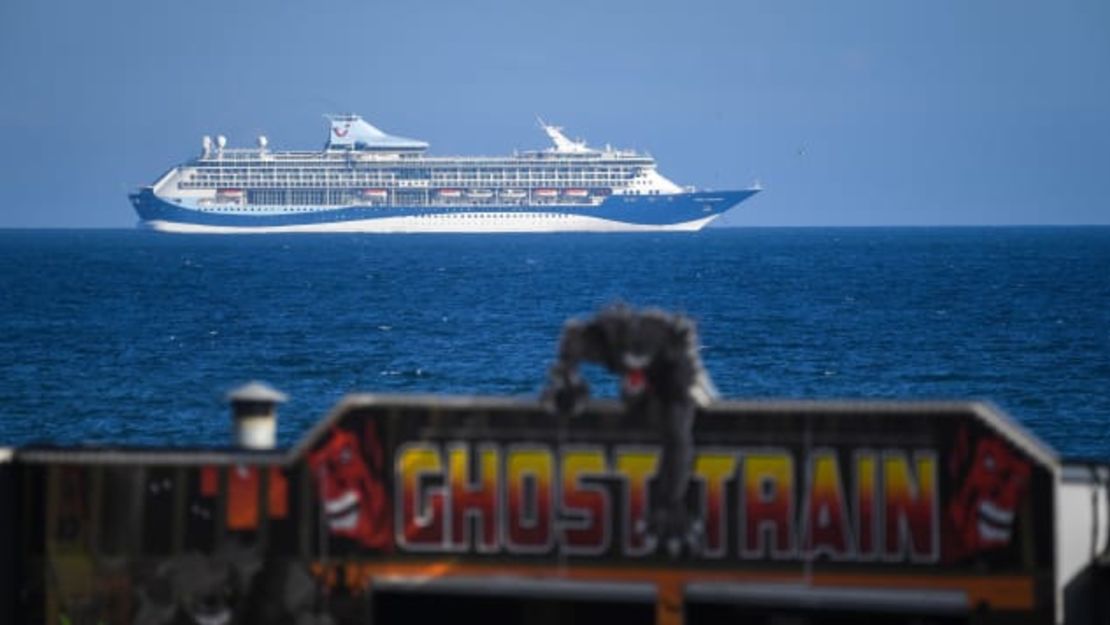 Los "Tours de Cruceros Fantasmas" de Paul Derham ofrecen una perspectiva única de estos barcos anclados.