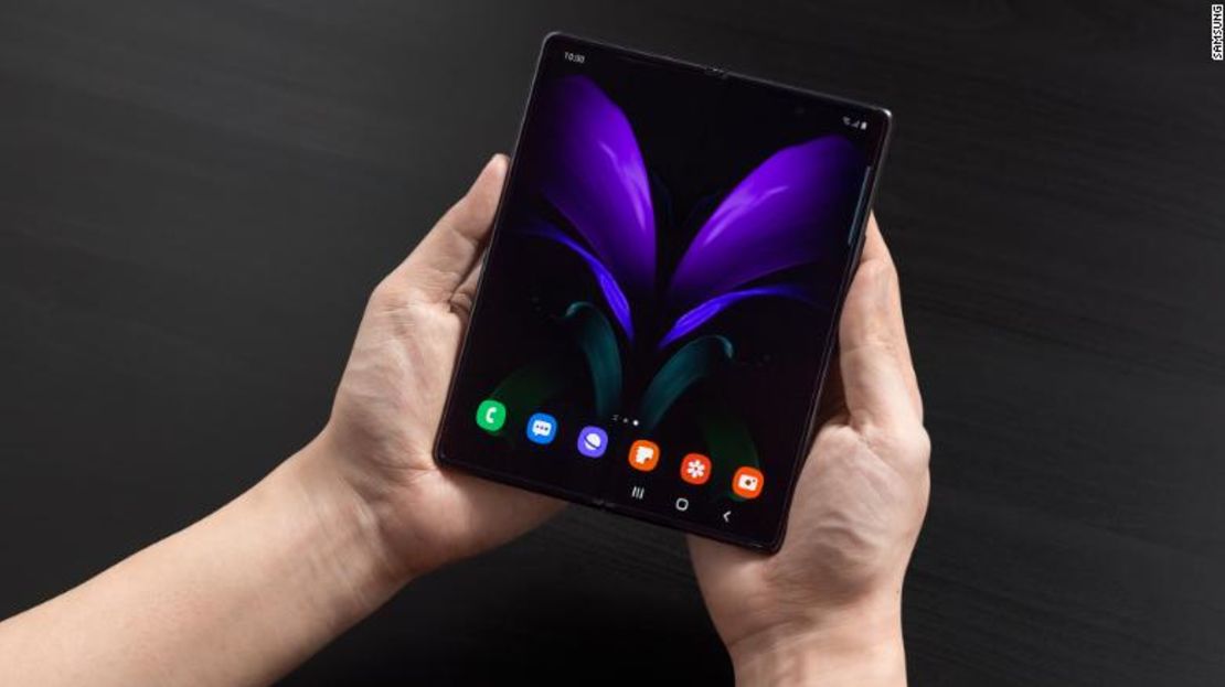 El Galaxy Z Fold 2 de Samsung tiene una pantalla de 6,2 pulgadas que se despliega en una pantalla del tamaño de una tableta de 7,6 pulgadas.