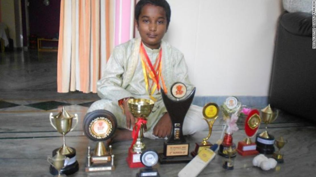 Bhanu, de 10 años, posa con su botín de trofeos de torneos de matemáticas en 2010.