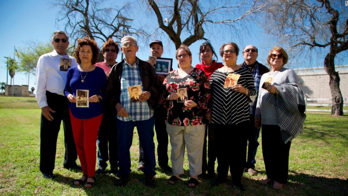 Descendientes de Bazán y Longoria reunidos para honrar a sus familiares muertos y discutir la inmigración actual.